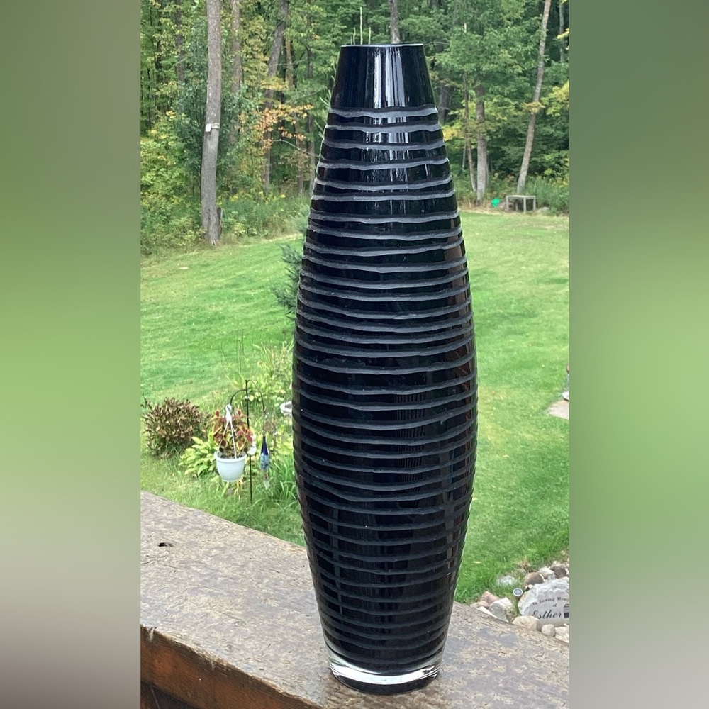 ⚜️  UNIQUE Tozai Reticulated  VASE  BLACK 
    13 1/2” X  4 1/2”